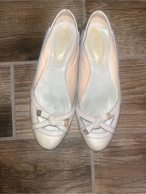 TOD'S Nude Patent Leather Ballet Flats with Bow Detail